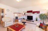 Crikvenica, okolica, samostojeća kuća sa 2 stana i 1300 m2