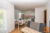 Malinska, okolica - Opremljen dvosoban apartman u mirnom