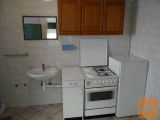 Preprosta kuhinja, štedilnik plin+el, pečica, hladilnik